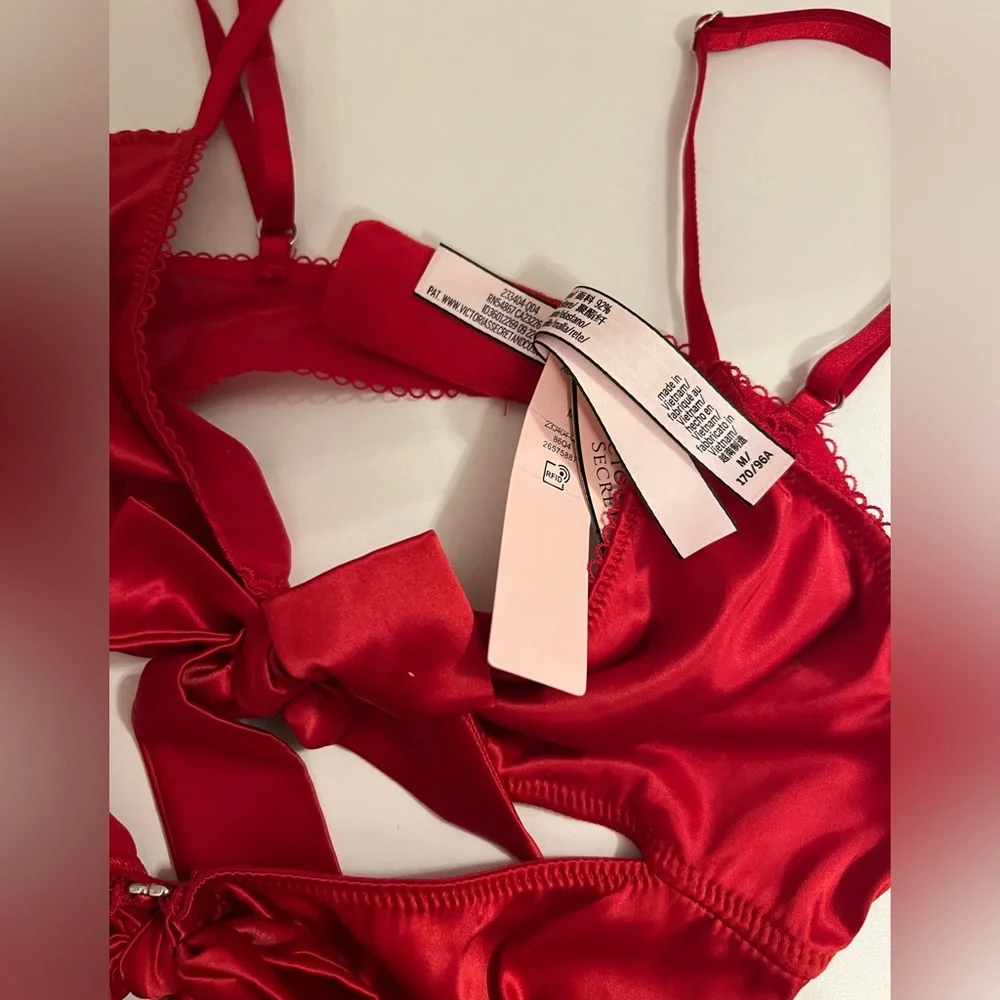 Bundle 💕Victoria's Secret 💕Red Satin Chemise with Bow Accents & Sleepshirt &🎁